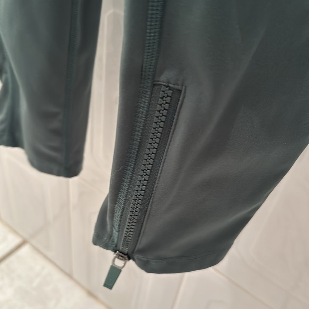 Fabletics Trinity Motion 360 Hw Utility Legging - image 4